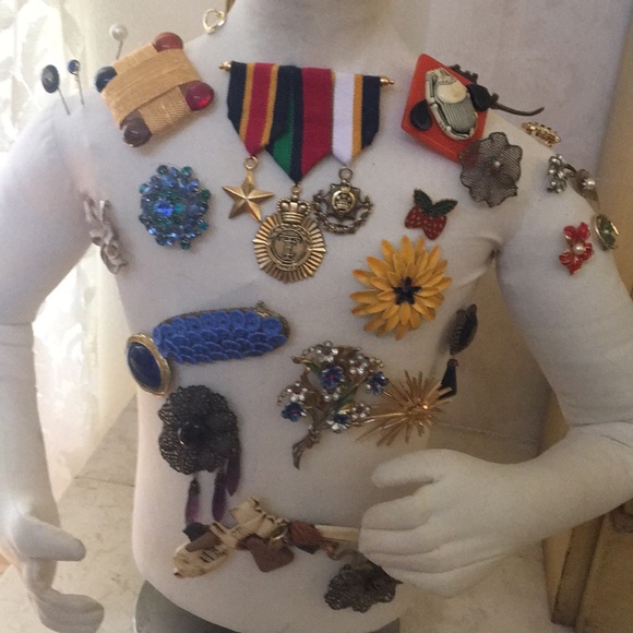 Mix Of Vintage And Otherwise Broaches. Make offer! - Picture 2 of 2